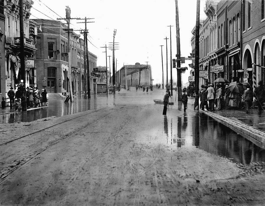 Ottumwa, IA, Main Streets & Town Squares, Iowa History, Floods, umbrella, Lemberger, LeAnn, dirt road, history of Iowa, Iowa