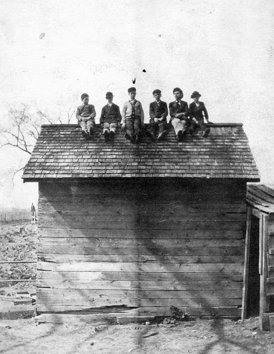 Barns, Iowa, roof, Portraits - Group, Children, Iowa History, Scherrman, Pearl, history of Iowa, Farms