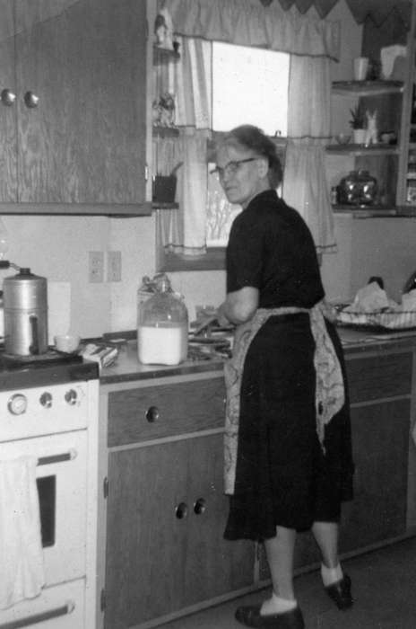 kitchen, Shaw, Marilyn, Iowa History, Delhi, IA, cooking, Homes, mother, history of Iowa, milk, Iowa, Food and Meals