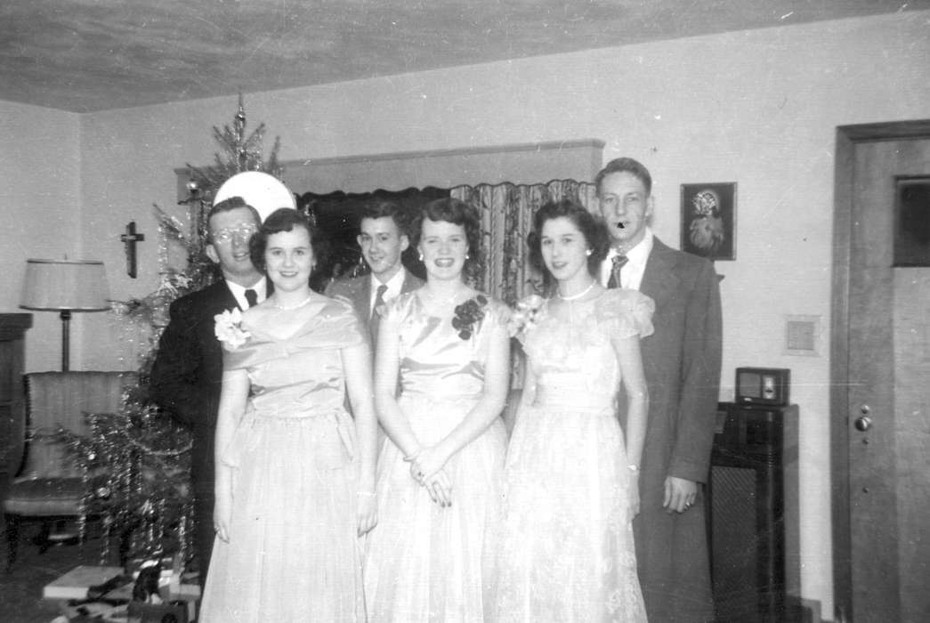 christmas tree, Holidays, friends, christmas, Iowa History, party, Portraits - Group, Iowa, Scherrman, Pearl, history of Iowa, Dubuque, IA