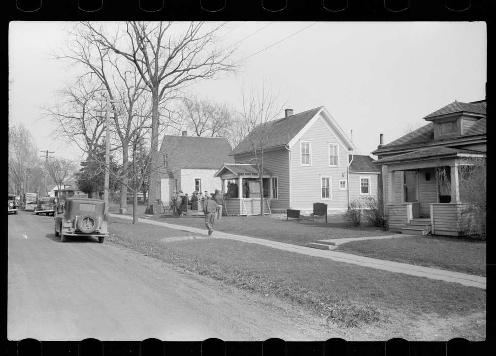 sidewalk, Iowa, people, car, Homes, history of Iowa, trees, Iowa History, house, porch, Library of Congress, Cities and Towns