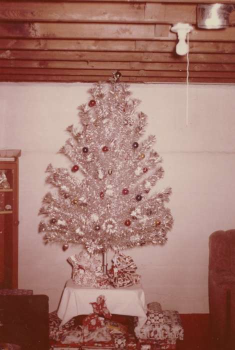 christmas tree, Homes, Cedar Falls, IA, christmas presents, Holidays, Cain-Garrison, Shirley and Ginnie, Iowa History, Iowa, christmas, history of Iowa