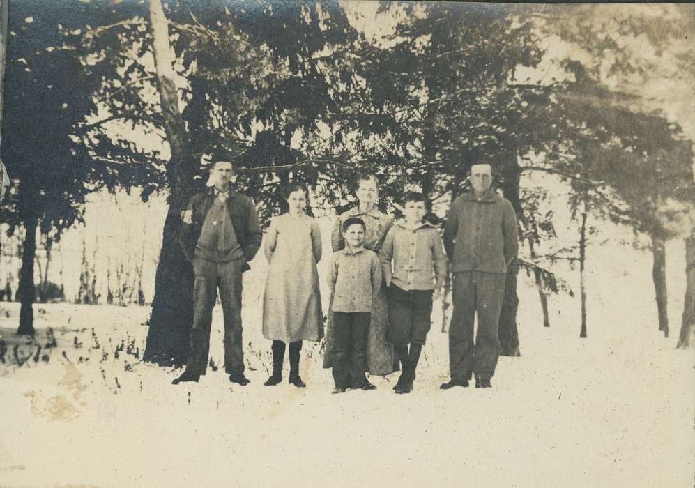 tree, Children, winter, Iowa History, Portraits - Group, Families, snow, Neessen, Ben, dress, Iowa, history of Iowa, IA