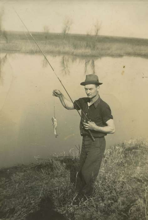 Portraits - Individual, Iowa, Outdoor Recreation, Animals, Elderkin, Don, IA, hat, Iowa History, history of Iowa, Lakes, Rivers, and Streams, fishing, fish
