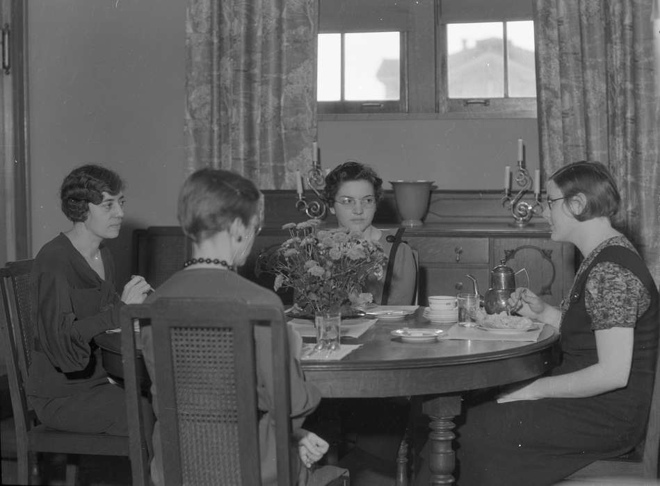 Cedar Falls, IA, dining room, Food and Meals, Iowa, Schools and Education, flowers, university of northern iowa, uni, candle, UNI Special Collections & University Archives, Iowa History, history of Iowa, iowa state teachers college, dining table
