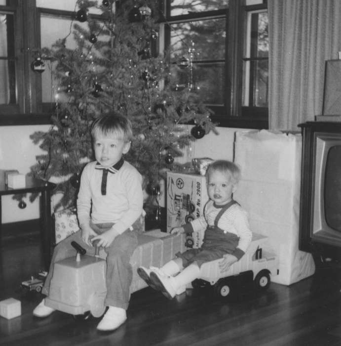 Children, Gowrie, IA, christmas, Iowa History, Tjepkes, Judi and Kim, christmas presents, Holidays, christmas tree, Iowa, history of Iowa