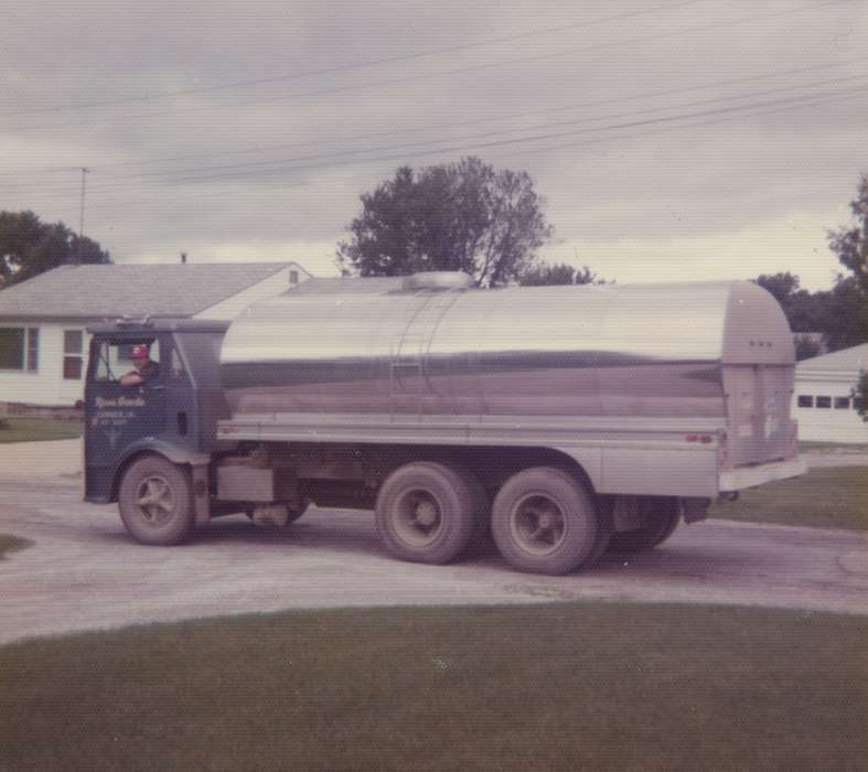 tanker truck, Iowa History, truck, Sumner, IA, Labor and Occupations, Iowa, history of Iowa, Gaede, Russell, Motorized Vehicles, tanker