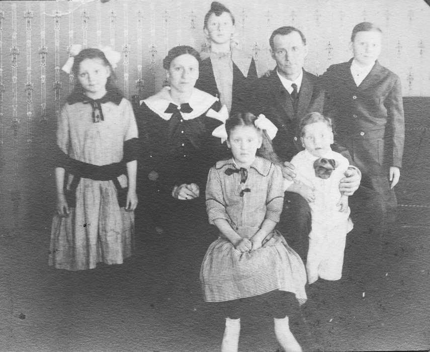USA, history of Iowa, Iowa, Children, Hatcher, Darlene, Iowa History, Portraits - Group, Families, bows
