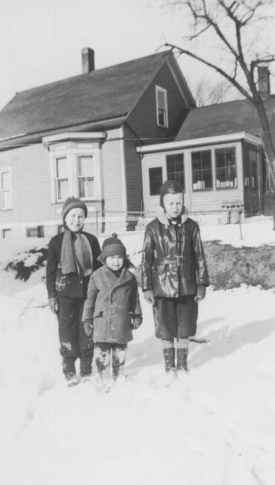 Homes, siblings, Winter, Children, Iowa History, Portraits - Group, Burlington, IA, Iowa, history of Iowa, Busse, Victor