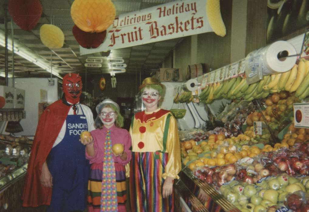 produce, East, Lindsey, Labor and Occupations, history of Iowa, costume, Children, Iowa, Iowa History, Food and Meals, Portraits - Group, grocery store, clown, Families, halloween, Businesses and Factories, Reinbeck, IA