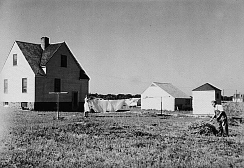 history of Iowa, Homes, Iowa History, Labor and Occupations, Families, homestead, Iowa, gardening, clothesline, working, Library of Congress, farmhouse