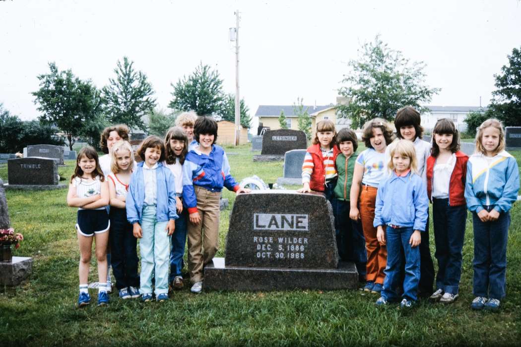 historic, history, school trip, Children, Iowa, Portraits - Group, tombstone, Photos, Cemeteries and Funerals, Mansfield, MO, Schools and Education, second grade missouri trip, Wright, Coon Rapids Enterprise, ia, cemetery, United States, missouri trip