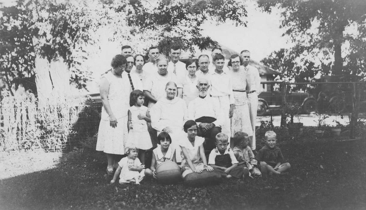 Families, Children, Busse, Victor, history of Iowa, Iowa, Iowa History, Grandview, IA, Portraits - Group
