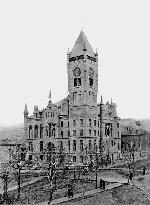 history of Iowa, Ottumwa, IA, clock, government building, Iowa, Main Streets & Town Squares, Prisons and Criminal Justice, Lemberger, LeAnn, Iowa History, park, courthouse