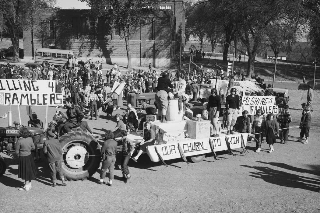 football players, Iowa, IA, school bus, parade, United States, Photos, historic, Coon Rapids, history, homecoming, Entertainment, parade float, ia, Coon Rapids Enterprise, Children