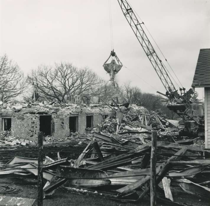 crane, destruction, Waverly Public Library, construction, Iowa History, Waverly, IA, Iowa, history of Iowa, Labor and Occupations