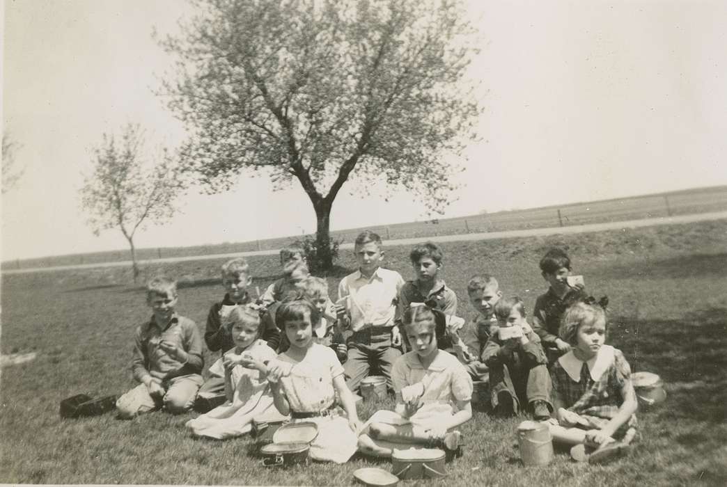 picnic, lunch box, Iowa, Iowa History, history of Iowa, Leisure, lunch, Hansen, Viola, Children, sandwich, IA, Food and Meals