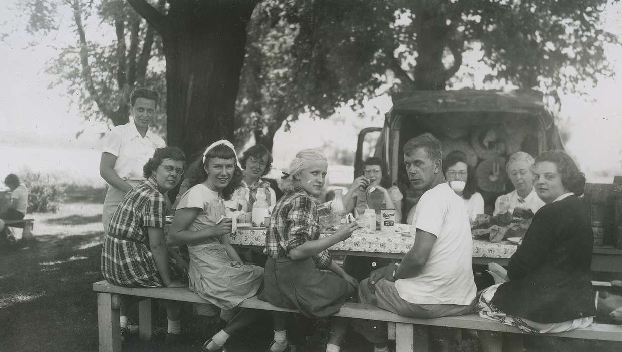 picnic, Iowa History, history of Iowa, Portraits - Group, Leisure, meal, Families, family, McMurray, Doug, picnic table, Travel, Children, USA, Iowa, Food and Meals