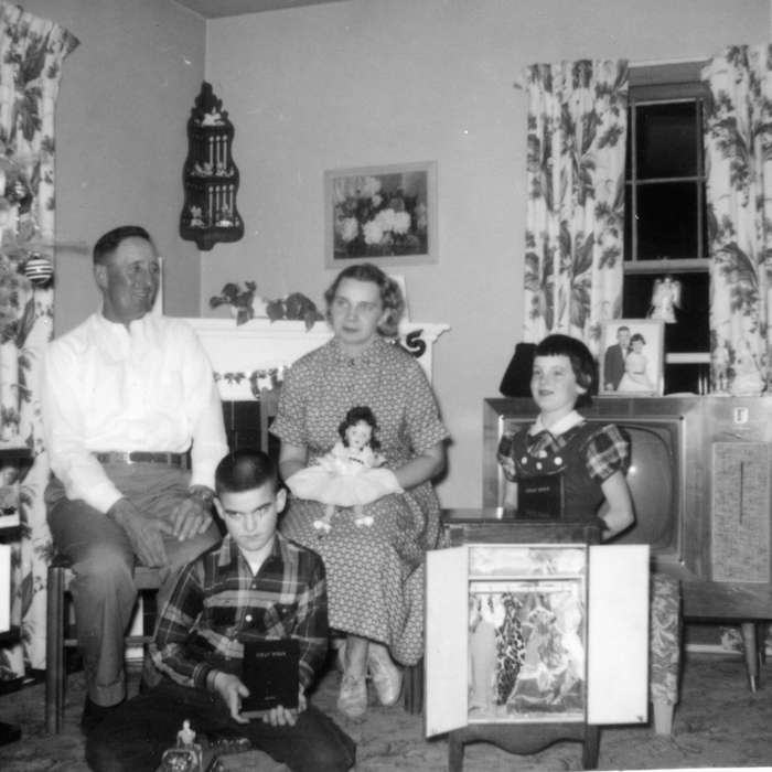 doll, Cedar Falls, IA, Walker, Erik, Iowa, Portraits - Group, Holidays, Homes, Iowa History, history of Iowa, presents, photograph, Children
