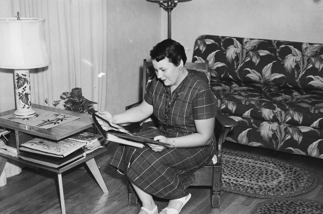 living room, Iowa, rug, lamp, IA, United States, Photos, historic, photo album, floral, Coon Rapids, history, couch, ia, Coon Rapids Enterprise, Homes, Leisure