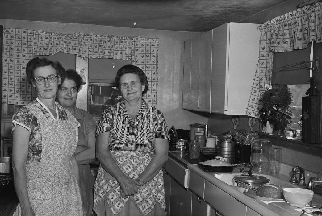 kitchen, picking bee, apron, Photos, Coon Rapids Enterprise, history, ia, Civic Engagement, Portraits - Group, Iowa, Farms, Homes, Labor and Occupations, historic, "help your neighbor" club