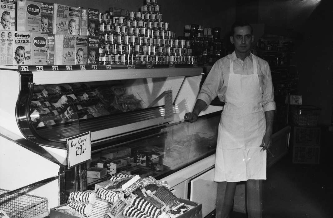 Businesses and Factories, Food and Meals, employee, history, canned food, Photos, Labor and Occupations, apron, Iowa, IA, Portraits - Individual, United States, ia, grocery store, Coon Rapids Enterprise, cookies, historic, flash, Coon Rapids