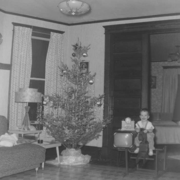 christmas tree, Iowa, Homes, Children, Iowa History, Holidays, rocking horse, Dyersville, IA, television, Wessels, Doris, christmas, ornaments, history of Iowa