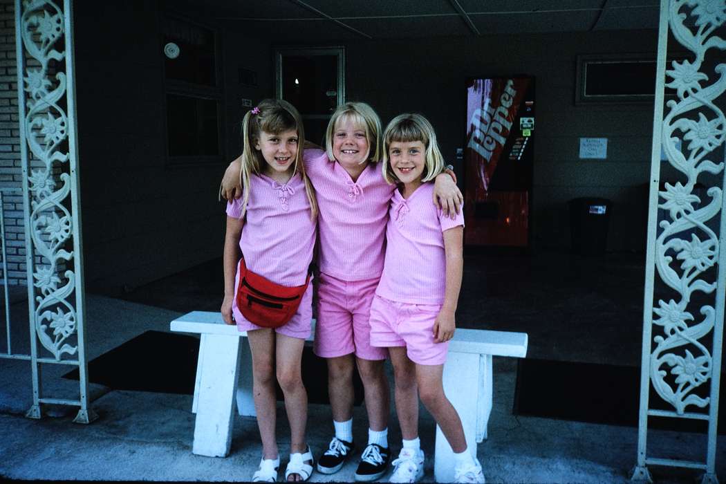 second grade missouri trip, school trip, dr. pepper, Schools and Education, missouri trip, Photos, historic, history, Children, ia, United States, MO, matching, pink, Iowa, fanny pack, Coon Rapids Enterprise, friends
