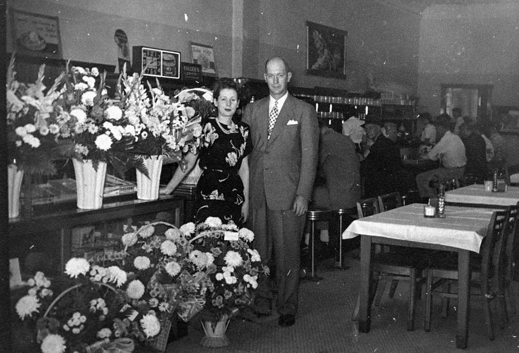 Businesses and Factories, Food and Meals, Portraits - Group, bouquet, Webster City, IA, history of Iowa, Iowa History, correct date needed, restaurant, Curtis, Leonard, cafe, flowers, Iowa