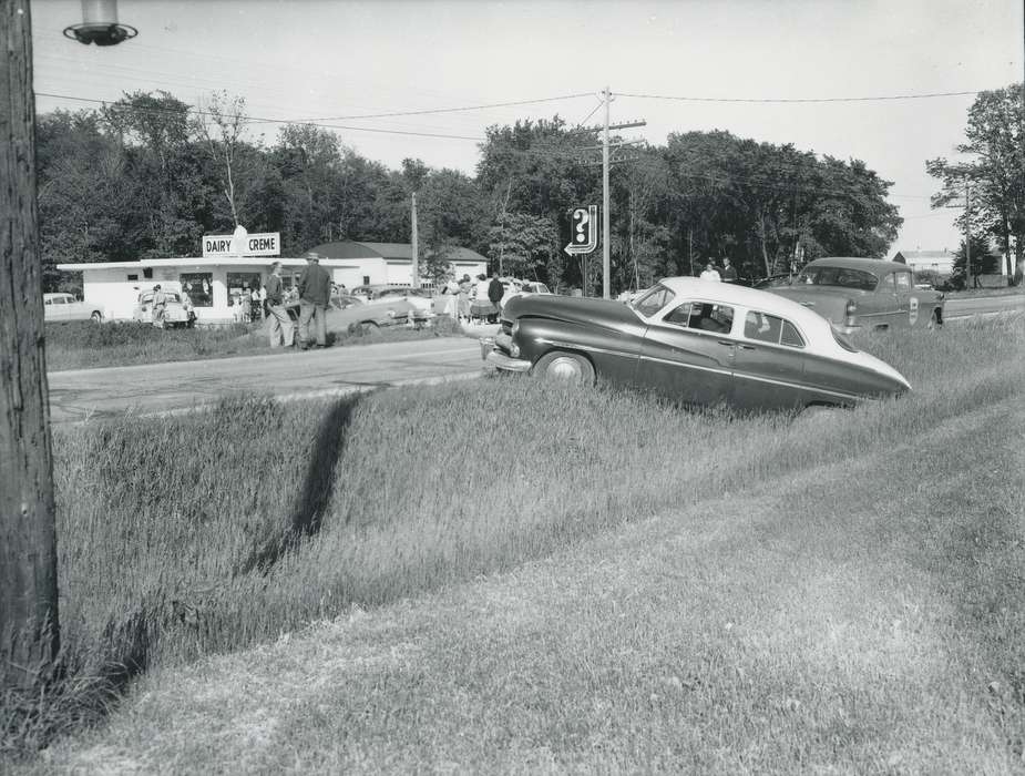 car crash, cars, ditch, history of Iowa, Waverly Public Library, Iowa History, Wrecks, crowd, people, Iowa