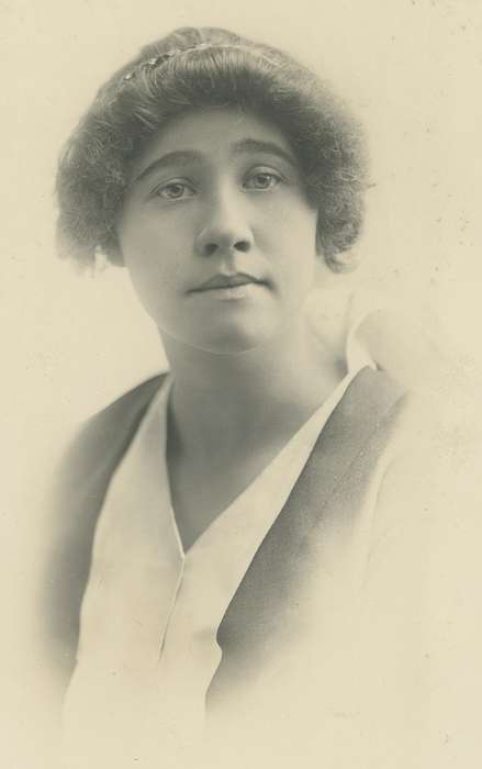 young woman, Waverly Public Library, correct date needed, Iowa, Iowa History, history of Iowa, Portraits - Individual