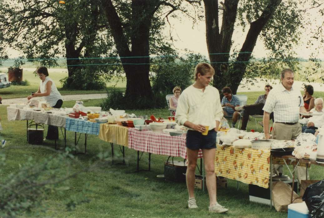 tablecloth, picnic, Iowa, Iowa History, summer, history of Iowa, Leisure, gathering, outdoors, Davis, Michele, buffet, Murray, IA, food
