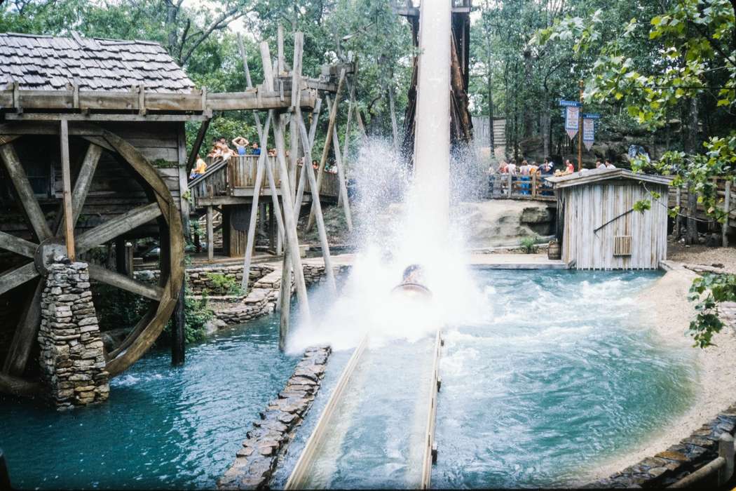 amusement park ride, Coon Rapids Enterprise, Lakes, Rivers, and Streams, missouri trip, IA, history, historic, Iowa, ia, Entertainment, Schools and Education, United States, Children, Photos, school trip, splash, Coon Rapids, amusement park, log ride