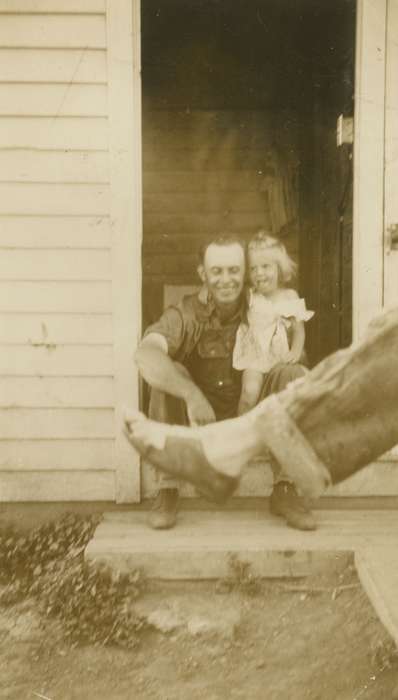 Children, father, Iowa History, Whitfield, Carla & Richard, Iowa, Farms, Parkersburg, IA, Families, sandal, history of Iowa