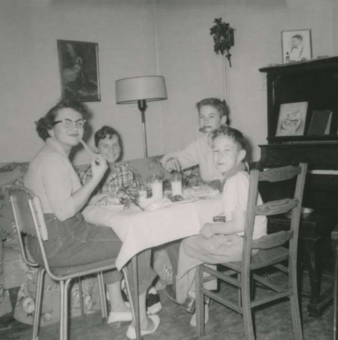 Pratt, Marsha, Homes, Children, DeWitt, IA, Iowa History, thanksgiving, Portraits - Group, piano, Holidays, Food and Meals, Iowa, history of Iowa