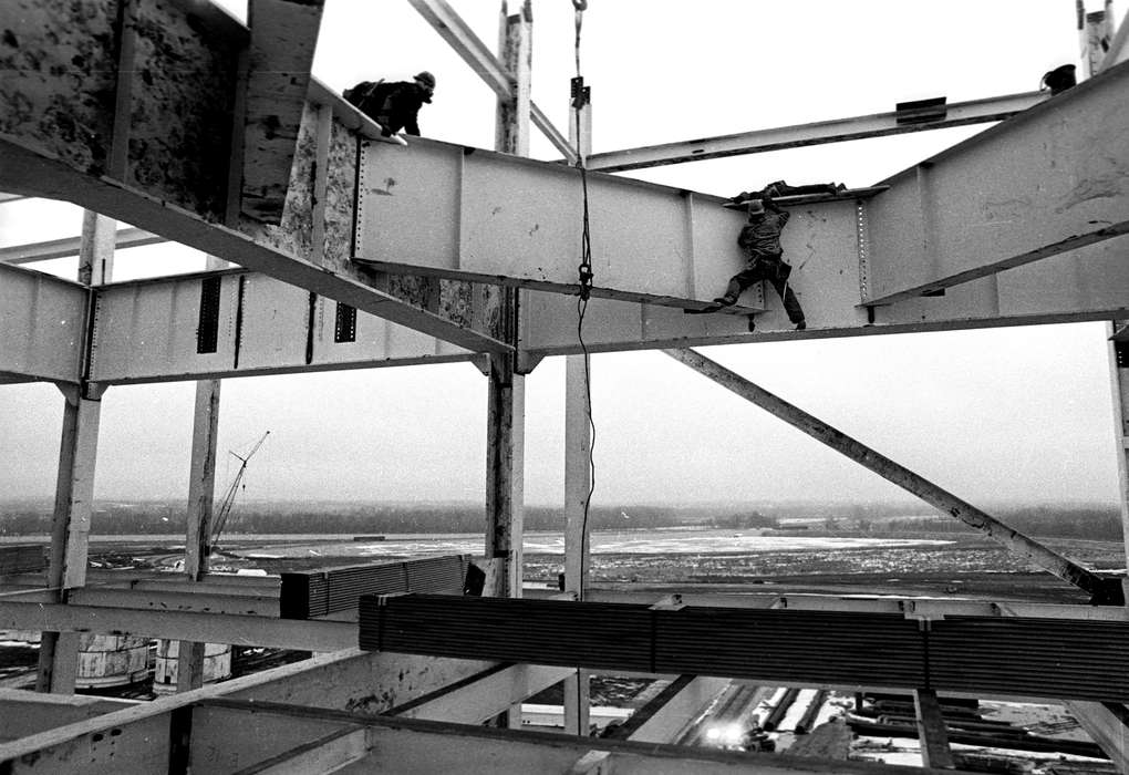 worker, Iowa, construction, Iowa History, history of Iowa, Lemberger, LeAnn, Ottumwa, IA, construction crew, Businesses and Factories, crane, Labor and Occupations