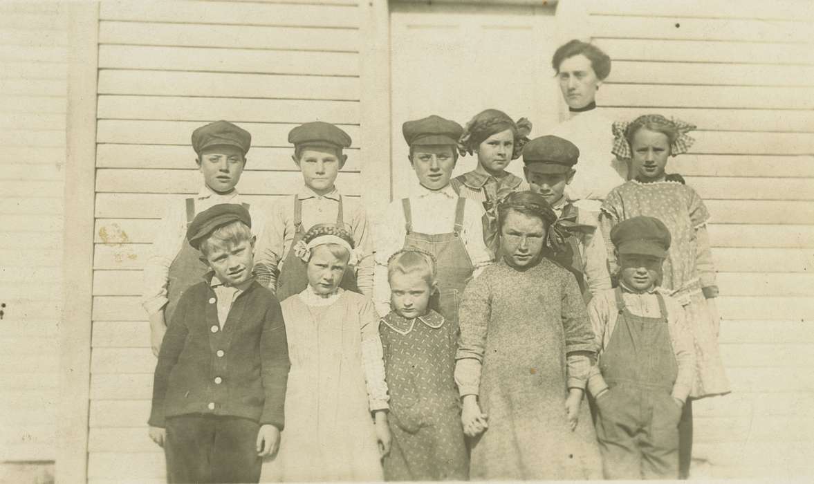 pageboy hat, Monticello, IA, Owen, Jeff, Iowa, Children, Iowa History, braids, Portraits - Group, history of Iowa