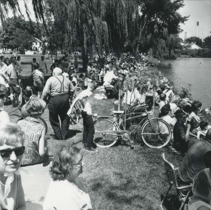 bike, lake, history of Iowa, willow tree, men, crowd, Waverly Public Library, Iowa, Iowa History, bicycle, women