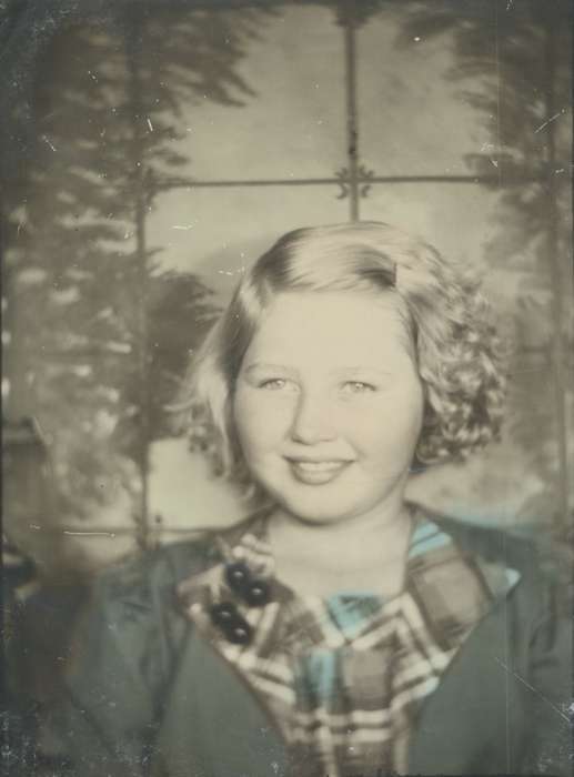 Kral, Ty, ia, Iowa, history, Portraits - Individual, Photos, painted backdrop, Children, historic, United States, girl