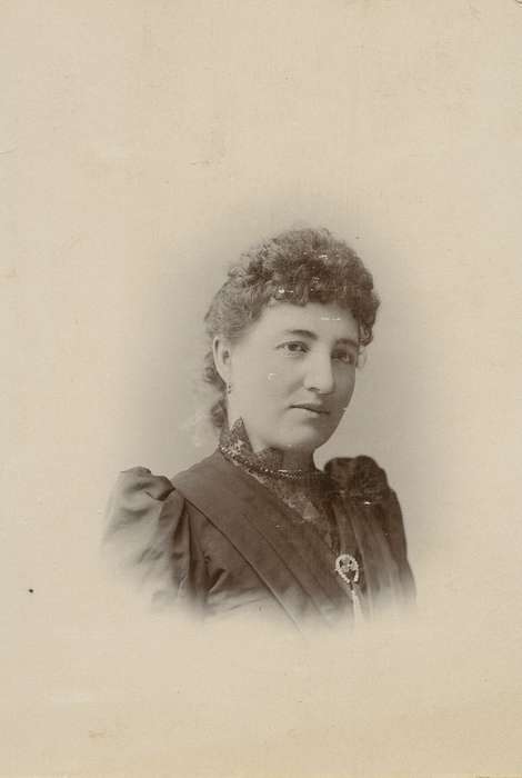 woman, Olsson, Ann and Jons, Iowa History, Portraits - Individual, Iowa, Jefferson, IA, cabinet photo, history of Iowa, necklace