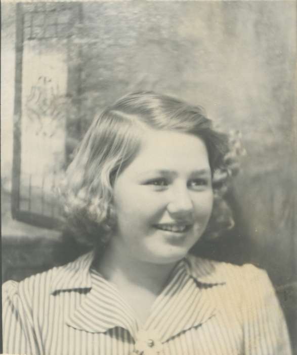 Kral, Ty, ia, Iowa, history, Portraits - Individual, Photos, painted backdrop, Children, historic, United States, girl