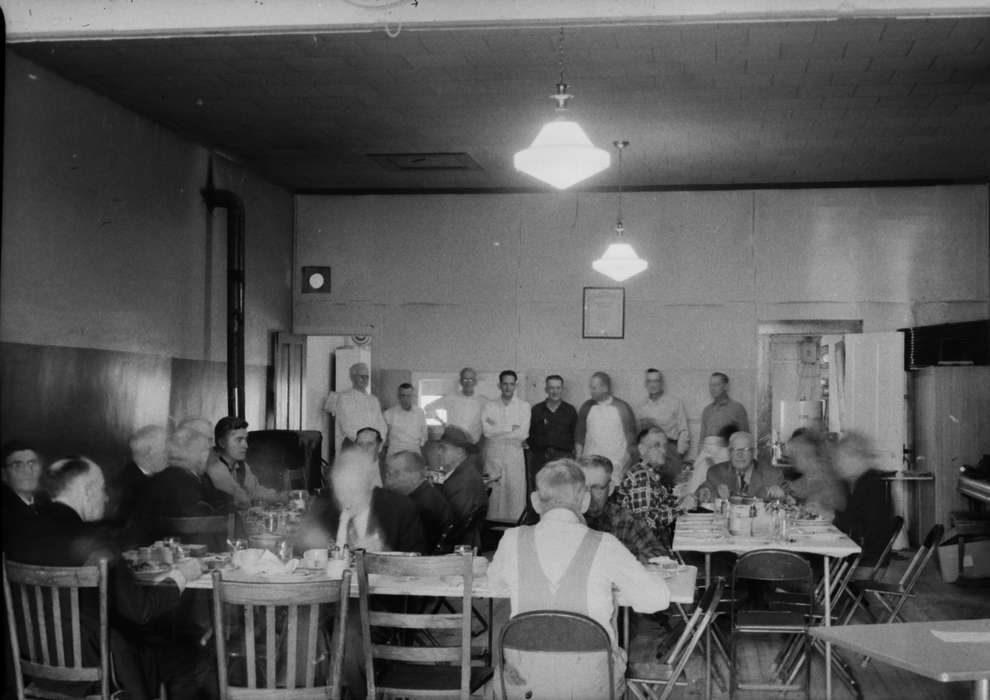 Portraits - Group, Food and Meals, Families, United States, history, ia, Photos, Coon Rapids Enterprise, dinner party, historic, Iowa, IA, Coon Rapids, wedding party, Weddings, wedding reception