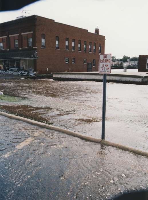 history of Iowa, street sign, water, Iowa History, parking lot, Waverly, IA, Cities and Towns, sandbag, Waverly Public Library, Iowa, Floods, brick, sign
