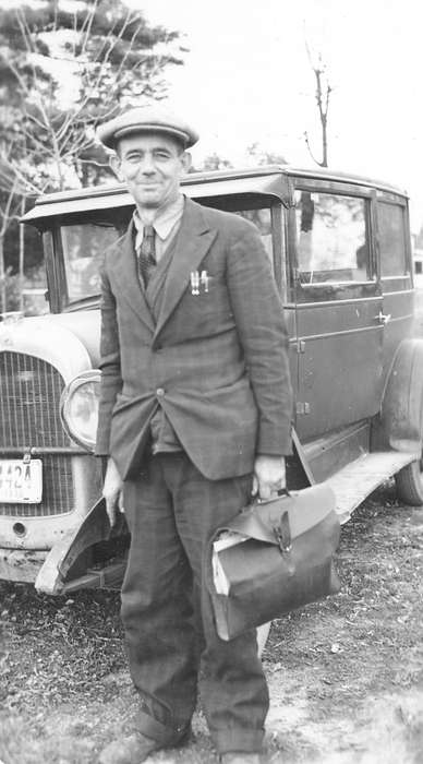 suit, Lake, George, man, briefcase, Iowa History, car, Independence, IA, Labor and Occupations, Iowa, history of Iowa, Portraits - Individual, Motorized Vehicles