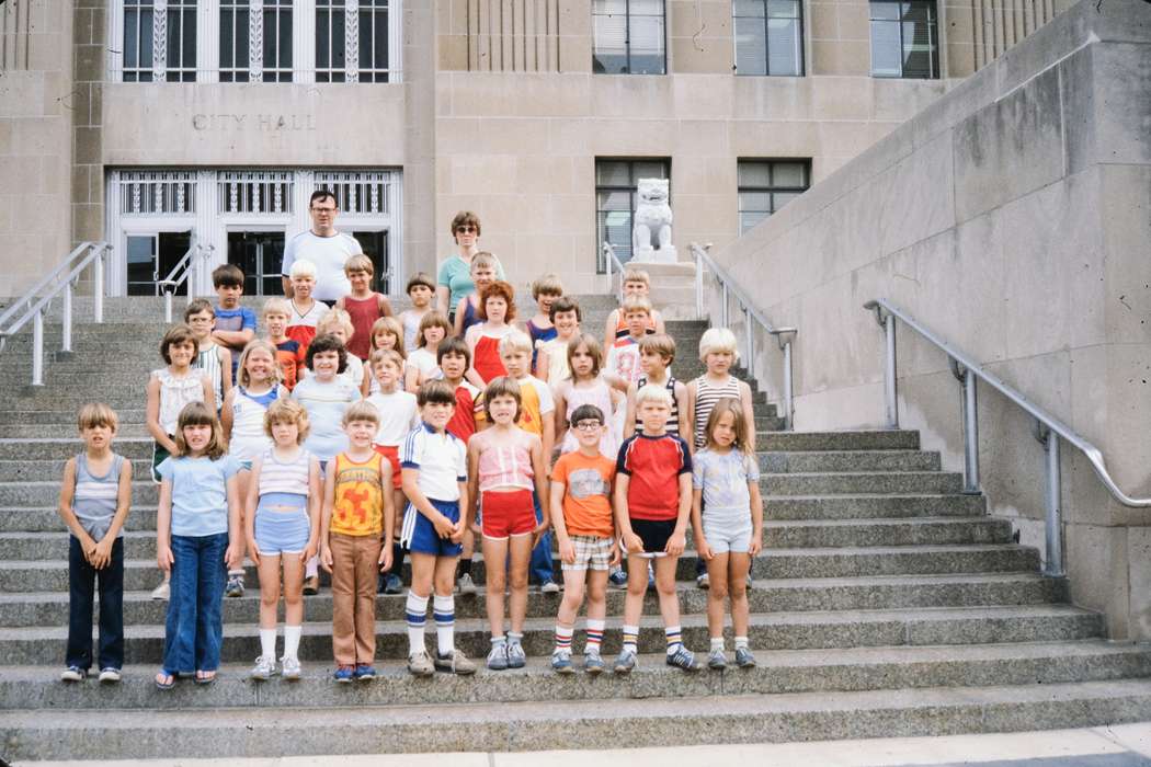 Photos, Portraits - Group, Kansas City, Iowa, MO, Coon Rapids Enterprise, school trip, missouri trip, history, historic, ia, Schools and Education, United States, Children, city hall