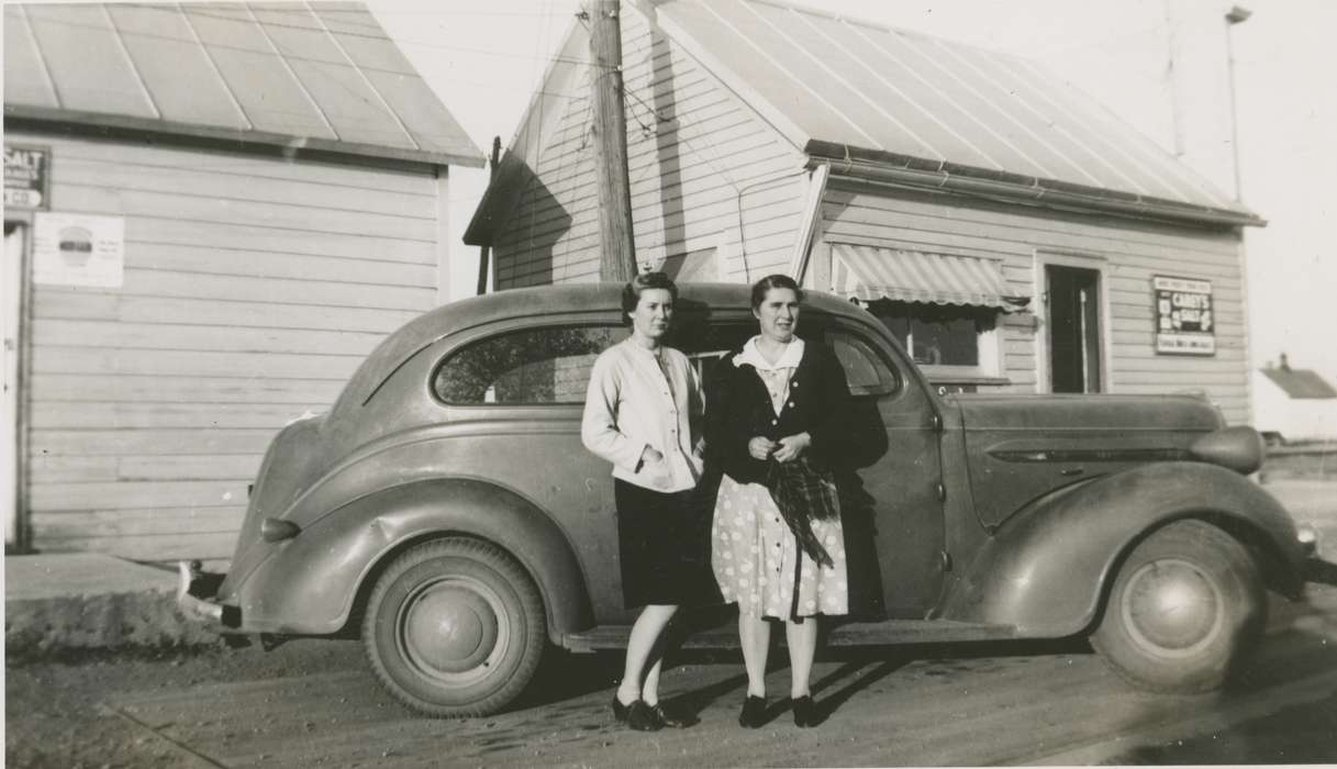 women, automobile, Iowa History, Portraits - Group, Iowa, history of Iowa, IA, Mitchell, LaVonne, Motorized Vehicles