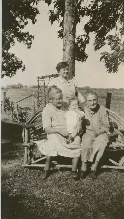 Hampton, IA, Iowa History, mother, grandma, Portraits - Group, Families, Beach, Rosemary, Iowa, history of Iowa