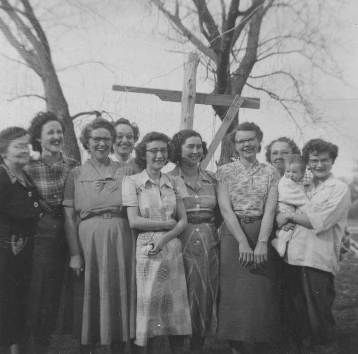 women, smiles, USA, dresses, smile, Iowa History, Portraits - Group, Families, Iowa, Spilman, Jessie Cudworth, history of Iowa, large group picture