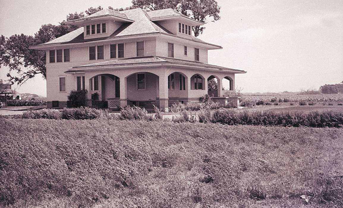 house, Homes, Iowa History, Lyon, Howard, field, Iowa, IA, history of Iowa