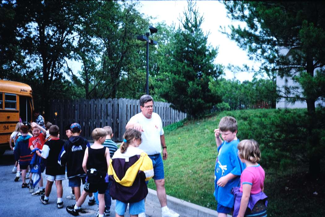 line, ia, school bus, Schools and Education, second grade missouri trip, Iowa, history, Photos, Coon Rapids Enterprise, Children, counting, missouri trip, historic, United States, MO, school trip